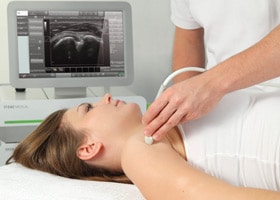 eine-frau-wird-mit-einem-diagnostischen-ultraschall-behandelt